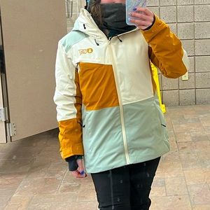BRAND NEW. Picture ski coat. Size small